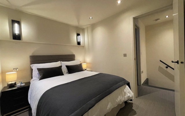 JOIVY Chic Mews house in S Kensington