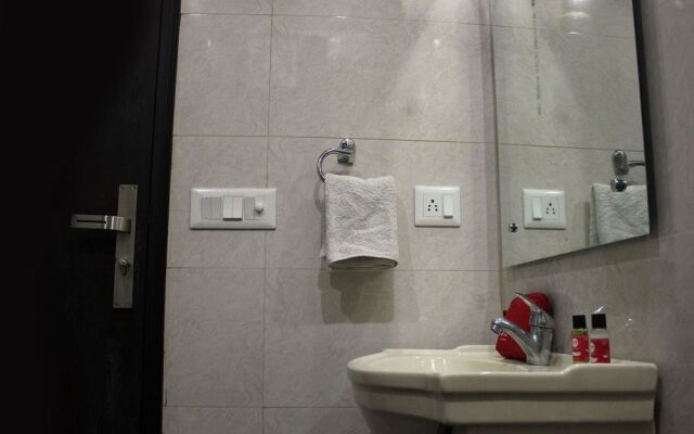 OYO 466 Hotel Lotus B&B
