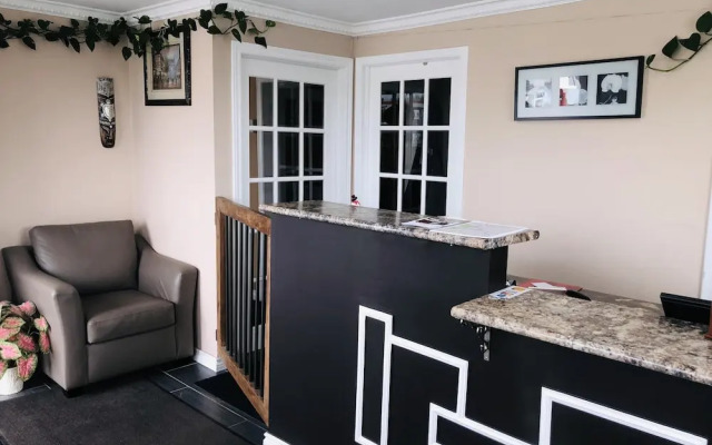 Perth Plaza Inn & Suites