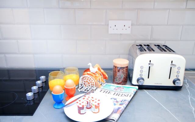 Sir John Rogersons Quay Sleeps 8