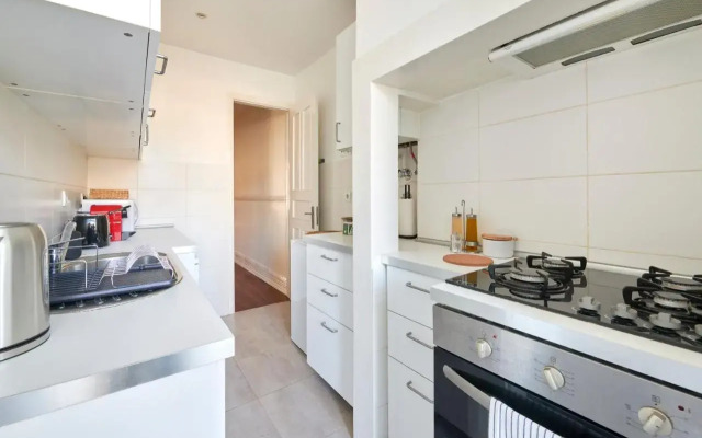 Quiet and Central 2BR APT, By TimeCooler