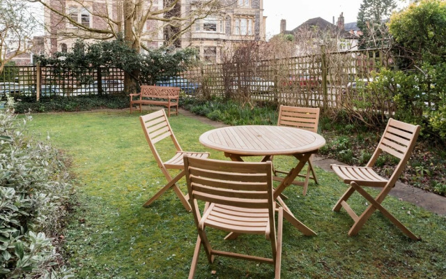 Grand Victorian Apartment in Sought-after Clifton