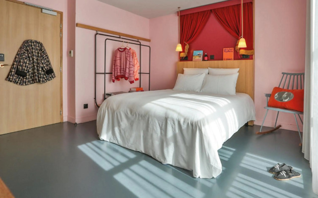 Mob Hotel Paris les Puces