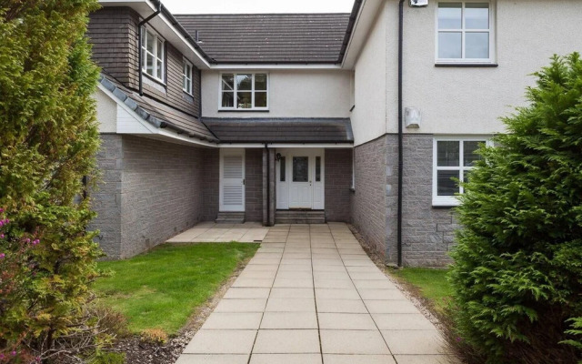 Captivating 3-bed Apartment by Gleneagles