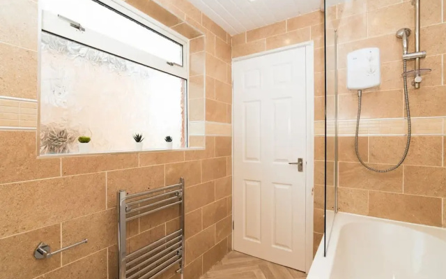 4 Bedrooms-2bath-free Parking