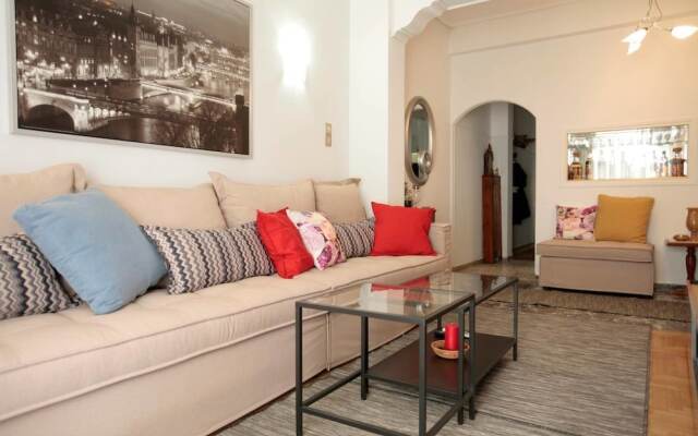 Comfy & Tasteful Central Apt • 1' to Metro Station