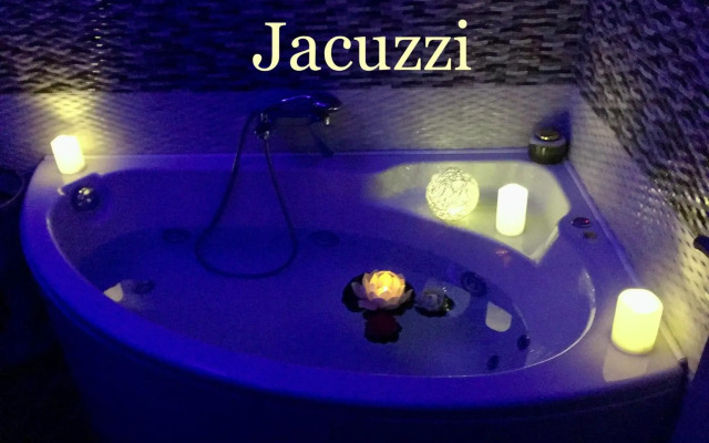 Sonias Central Jacuzzi Apartment