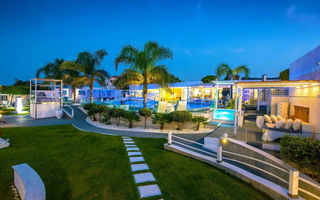 Amazing 4 bedroom villa very close to the beach