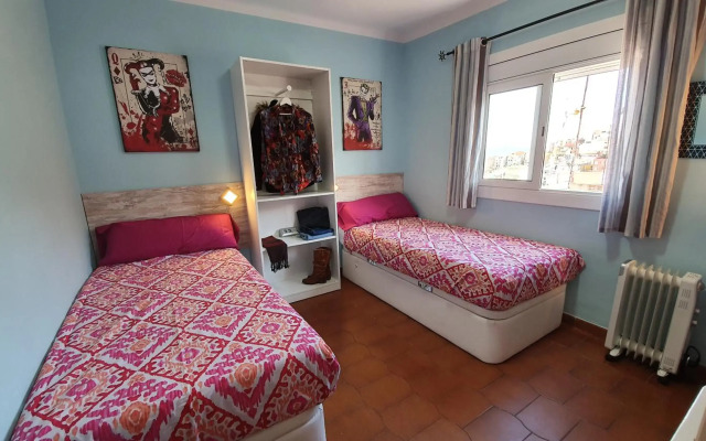 Atico con terraza y Barbacoa, junto linea Metro de BCN