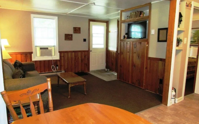 Carleton Inn and Cottages