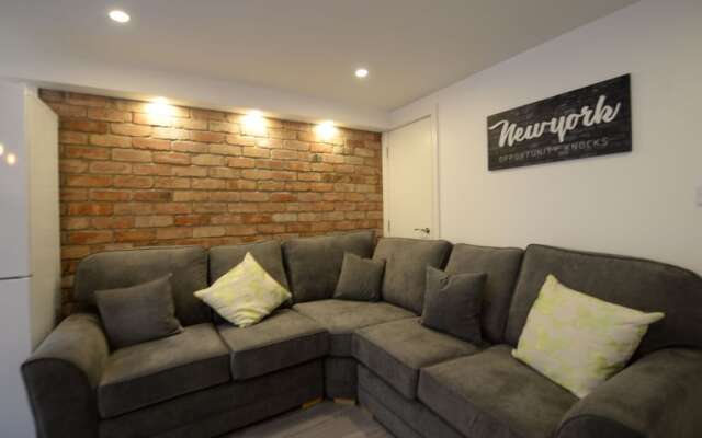 Elegant Holiday Home in Coventry near Lake View Park