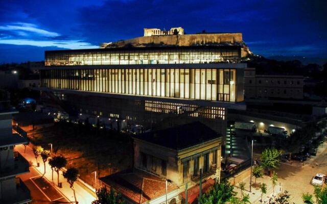 Acropolis area 5 minutes to the Museum and metro