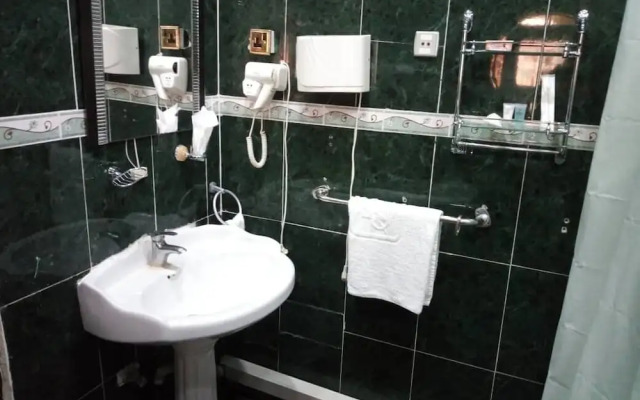 Pathfinder Hotel And Holiday Inn