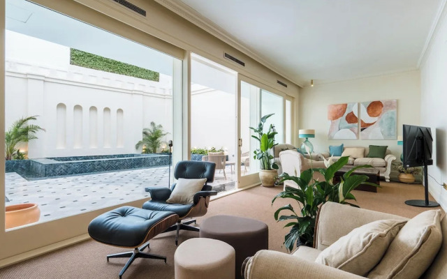 Luxurious Apartment with Patio and Pool