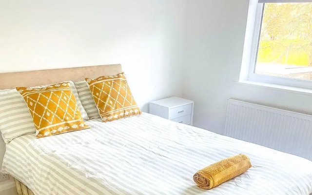 London 2-bed Apartment in Herbert Road