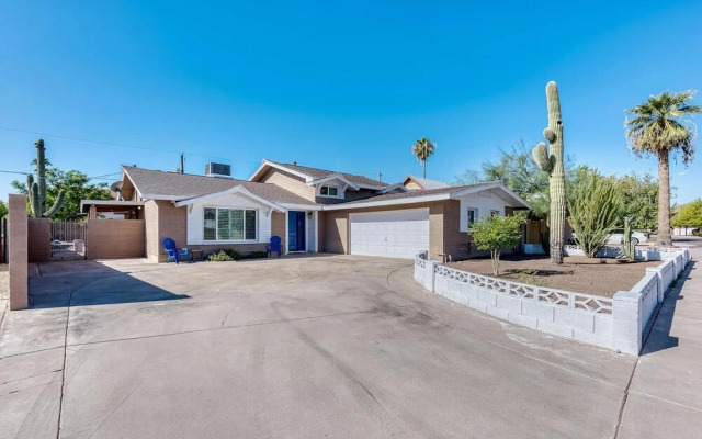 New Spacious Updated 5 Bedroom Home Pool