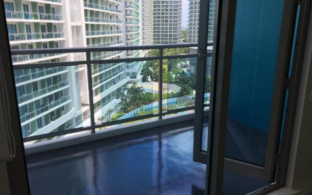 Cozy 1BR w/ Balcony at AZURE