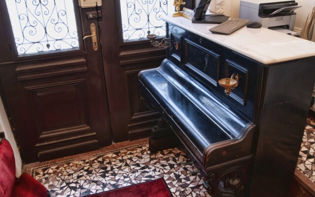 Conacul Coroanei Luxury Boutique Hotel