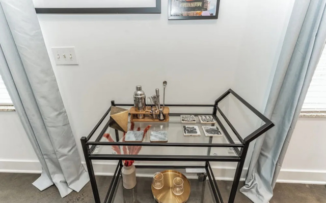 Modern Loft Near West End!