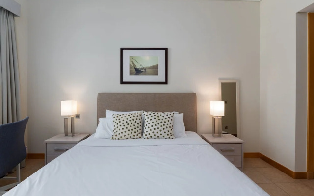 Palm Living 2BR Maid w Pool Beach Access