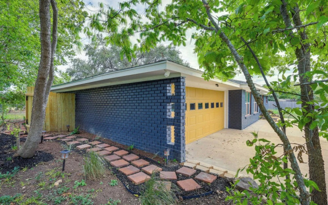 Pet-Friendly Temple Guest Suite!