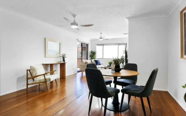Coastal 2-bed With Balcony, 200m From Beach