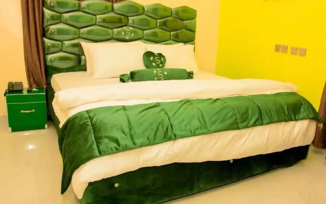 5 Star Saint Hotel