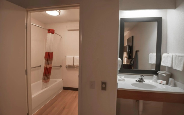 Red Roof Inn PLUS+ Chicago - Willowbrook