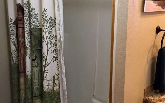 Mountain Pine Cabin - Sleeps 6 - Pet Friendly