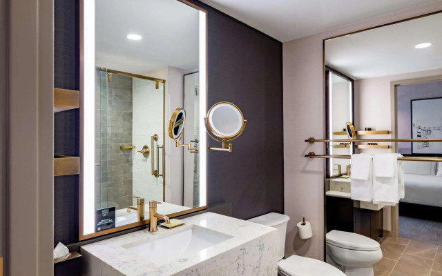 Hotel Fort Des Moines, Curio Collection by Hilton