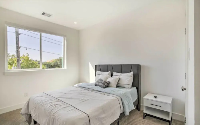 Newly-built Luxury Galleria Area Townhome!