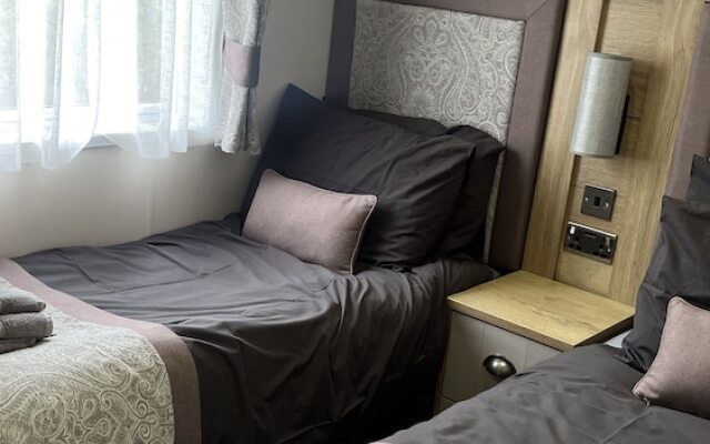 Immaculate 3-bed Lodge in Out Rawcliffe