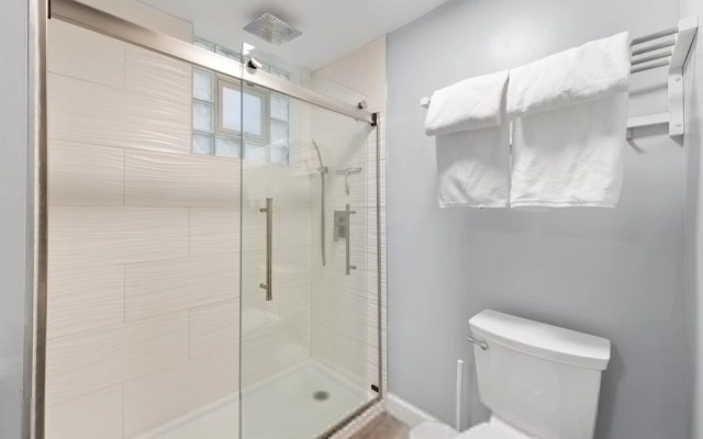 Stylish 2BR Urban Retreat in River West