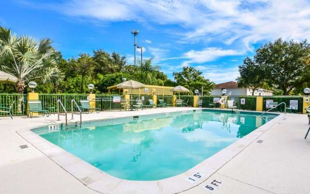 Comfort Suites Tampa - Brandon