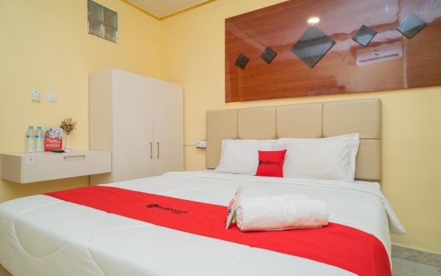 RedDoorz Plus Syariah near Pasar Turi