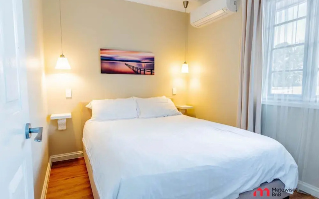 Metawisebnb Waterfront 3BR Coastal Escape