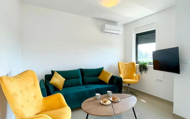 J&N Hill's Residence with swimming pool