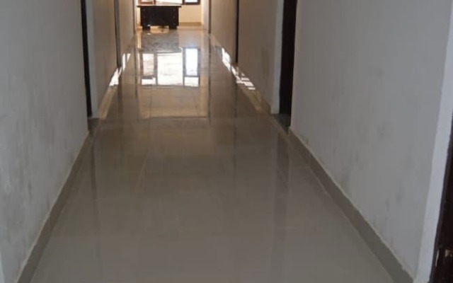 Goroomgo Nice One Palace Srinagar