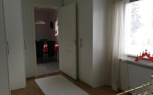 Tilava talo lähellä keskustaa