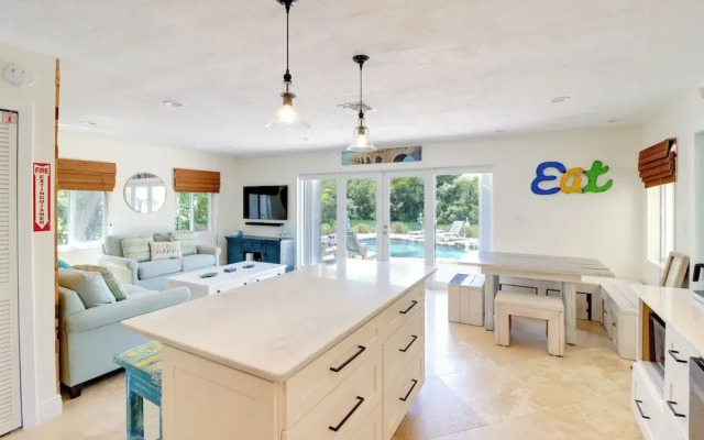 Walk to Beach: Waterfront Home in Marathon!