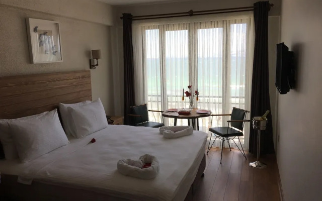 8 Rooms Hotel