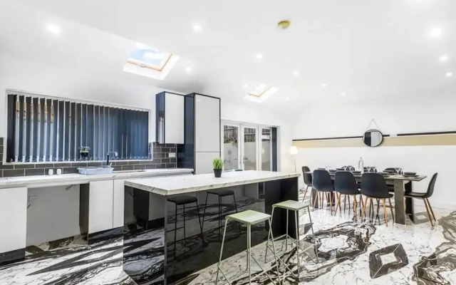 Elegant 5 Bedroom House/free Parking/yard
