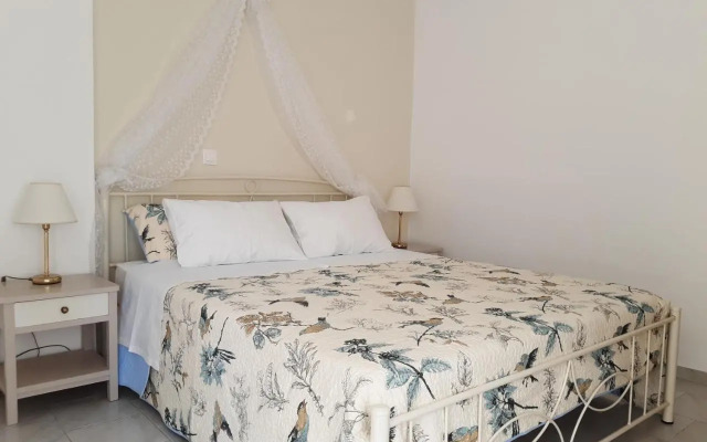 Renovated apartment in Adelianos Kampos