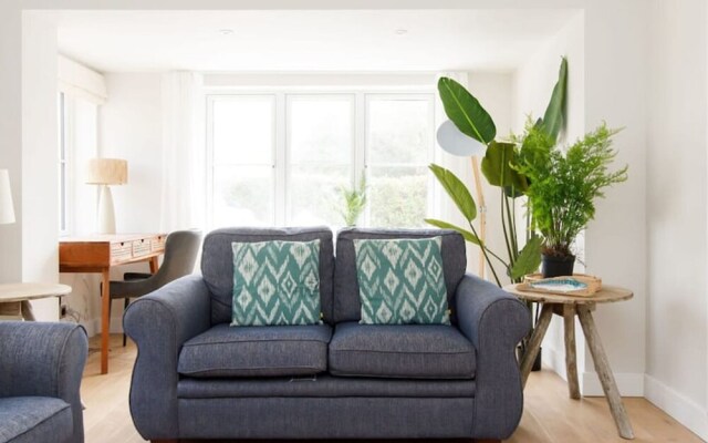 Mariners Stylish Beachside Getaway With Sea Views