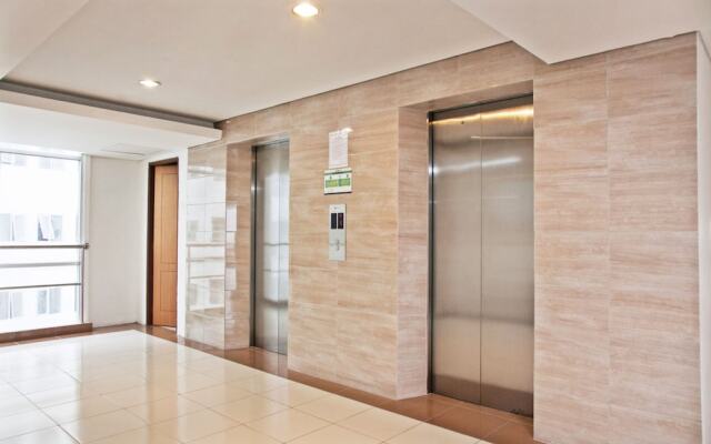 RedDoorz Apartment near Golden City Mall