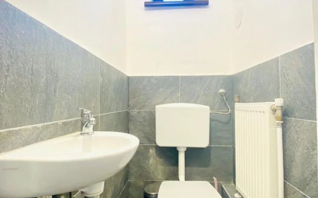 Spacious 4BR for 15 & 15 Min to Danube