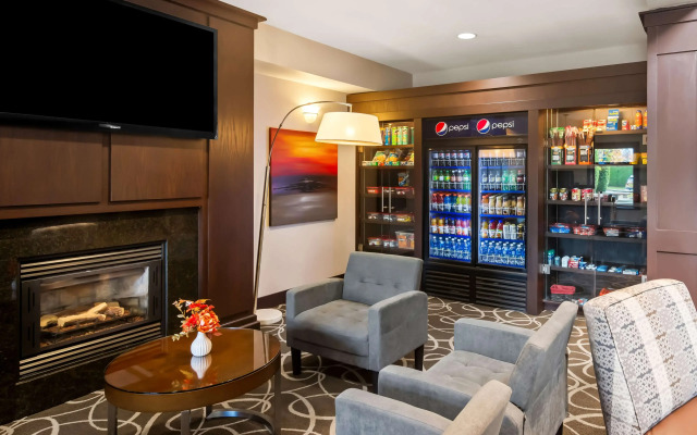 Best Western Plus Pitt Meadows Inn & Suites