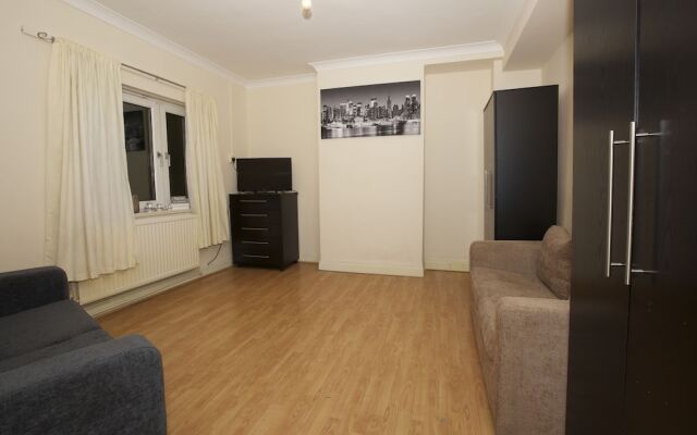 Colebert Avenue Apartment