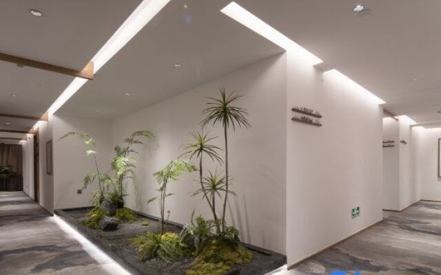 Qianna Hotel (Zhengzhou Erqi Square Dennis David City)