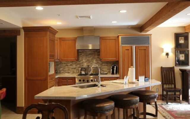 Deluxe Studio Hotel Room by Redawning